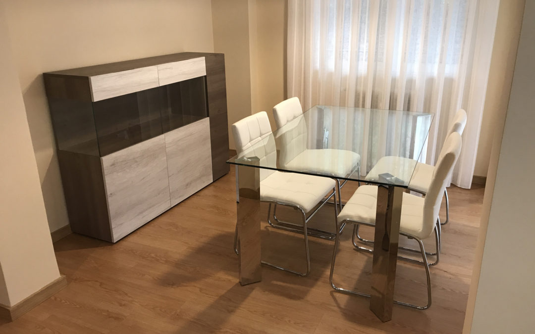 Mesa Comedor y cómoda